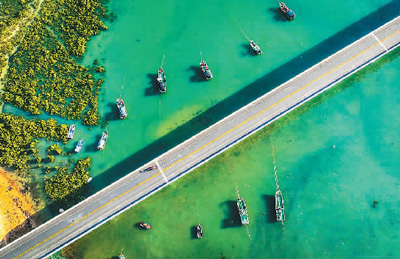 12月18日，海南环岛旅游公路全线正式通车。张 茂摄（人民图片）