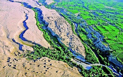 俯瞰坐落在吐鲁番雅尔乃孜沟谷台地上的交河故城，形如柳叶，又似扁舟。吐鲁番市文物局供图