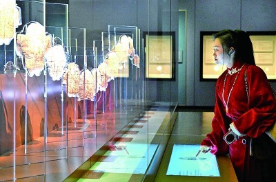 2月26日，参观者在河南安阳殷墟博物馆新馆内观看展出的刻辞卜甲。 新华社记者 李安摄