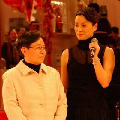 啊？毛阿敏登台唱歌跑调又忘词 被嘲＂晚节不保＂