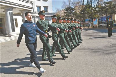 黑龙江省佳木斯市：冬奥冠军点燃从军热情