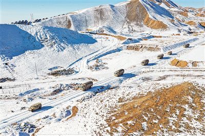 新疆军区某边防团组织冬季适应性训练