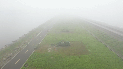 解放军“最强卡车炮” 首次在大雾中间接射击