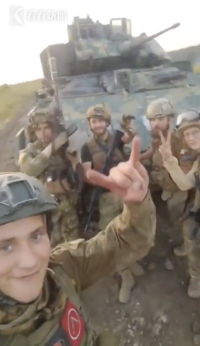 俄军士兵展示缴获的美制战车 喊话“感谢”泽连斯基送上这么美妙的战车