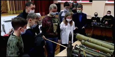 乌克兰紧张局势不断升级 乌学生在校学习辨认炸弹