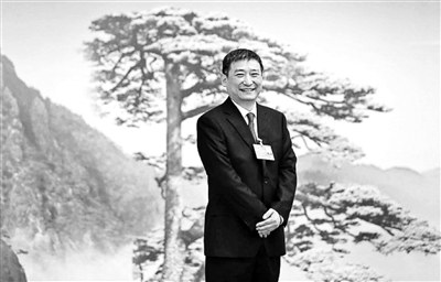 “建议将高考日期再提前到5月中下旬，5月15至22日这几天供选择。”全国人大代表、安徽省农业科学院副院长赵皖平建议，“这样端午节全部都在高考结束之后，考生们可以好好地去体会传统节日的深刻文化内涵”。