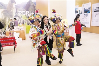 首届北京国际非遗周，观众和秘鲁世界级非遗“剪刀舞”传人合影。新京报记者 浦峰 摄