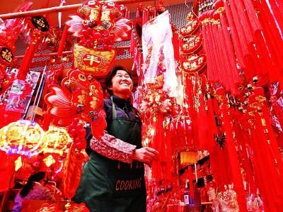 逛超市、买礼品、购新衣……年货市场腾起浓浓“烟火气”