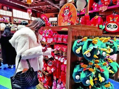 逛超市、买礼品、购新衣……年货市场腾起浓浓“烟火气”