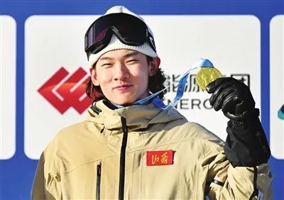 苏翊鸣比赛出现失误后逆转夺冠 说很开心承受住了压力