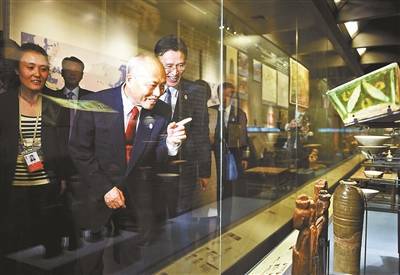 日本前大臣访华感慨:日本太落后 智能手机普及率惊人