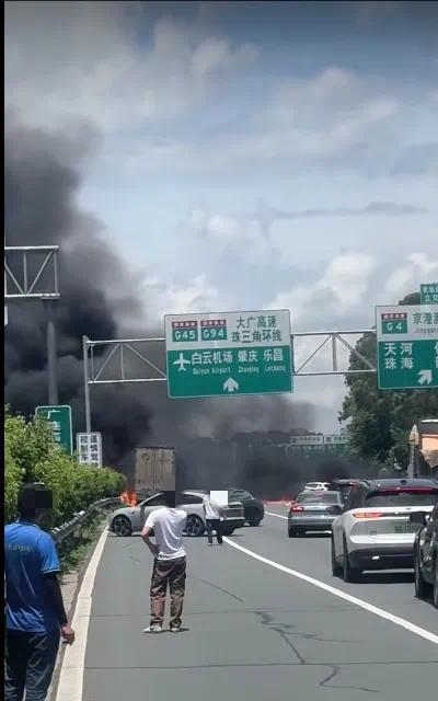 大广高速多车相撞起火 现场燃起浓烟