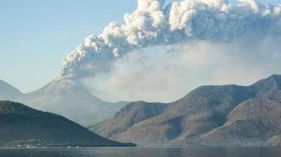 印尼勒沃托比火山喷发 附近机场关闭