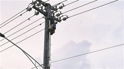 男子掏鸟窝被电击倒挂电线杆 惊险救援成功及华润置地一项目被指不退还质保金 承包商