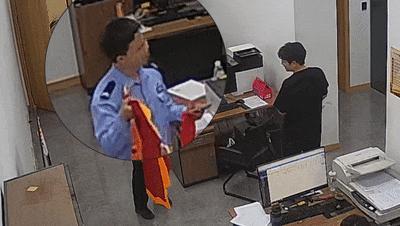 00后新警收到錦旗變顯眼包