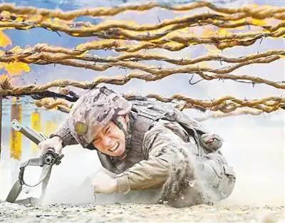 2025人民军队难忘瞬间 强军兴军铿锵足音