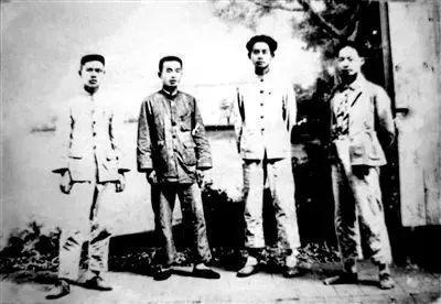 今天我们一起缅怀伟人 重温经典诗词