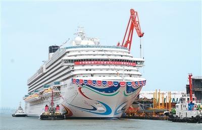 中国大型邮轮花城号出坞