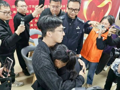 男子时隔33年与亲生母亲团聚