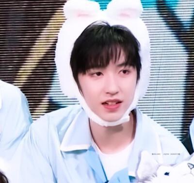丁程鑫被小朋友亲脸 蹲姿交流获赞