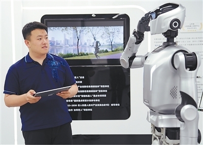 永葆先锋本色，在新征程上建功立业