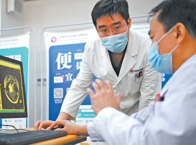 近年来，天津医科大学总医院已开通线上复诊、专病管家、数字胶片“云影像”等近20项线上服务。图为医生通过电脑调阅患者影像检查结果进行商讨。新华社记者 李 然摄