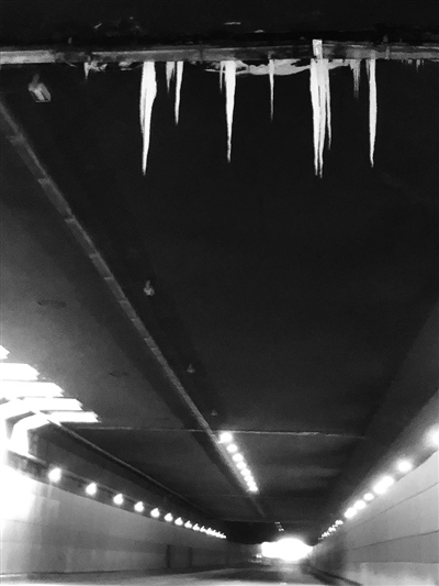 天冷隧道现冰挂 过往车辆要当心