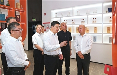 省委常委、市委书记韦韬在太原酒厂调研企业改革和生产经营情况。梁 琛 摄