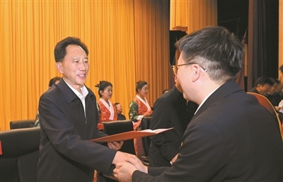 拉萨市举行欢迎欢送江苏省第十、十一批援藏干部人才大会