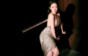 宋茜身穿亮片露背裙性感美艳 四肢纤细锁骨诱人