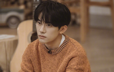 易烊千玺被问“最近想不想谈恋爱” 本人回应