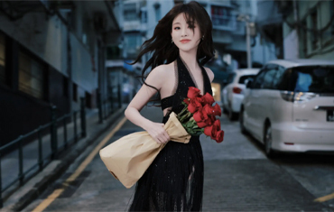 祝绪丹穿黑色长裙贴衬出纤柔身形 妆容明艳柔和