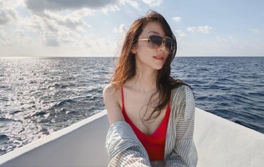 韩雪穿红色小吊带明艳吸睛 乘坐游艇出海心情好