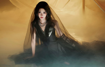 鞠婧祎黑纱长裙魅影翩跹 雾境光影宛若神女下凡