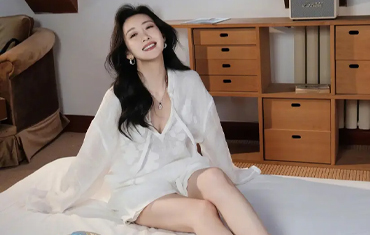 王鸥晒居家风写真美照 床上秀白皙美腿性感吸睛