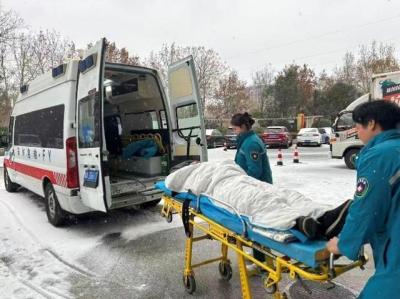 急診科雪后摔傷患者激增，專(zhuān)家：雪天出行請(qǐng)走“鴨子步”