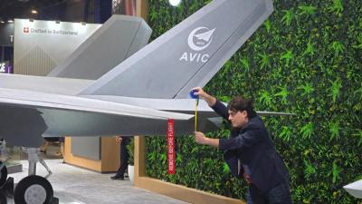 离谱！新加坡航展美军工大佬用皮尺测歼-35A