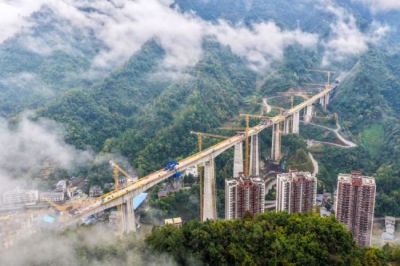 西渝高铁缪家梁特大桥顺利合龙