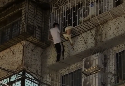 男子徒手攀墙救下悬于窗外幼童 网友：向勇士致敬