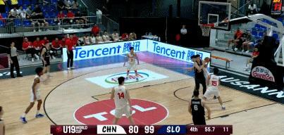 刘李在场狂丢防守 送违体引热议 媒体人调侃“犯规”爆发力太强 内线防守梦游