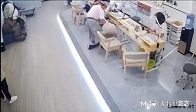 摔死小狗的男店员被开除 涉事店铺：永不录用这名员工