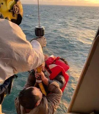 山东烟台一载14人货船沉没已致9死 山东省长赶赴烟台指挥救援