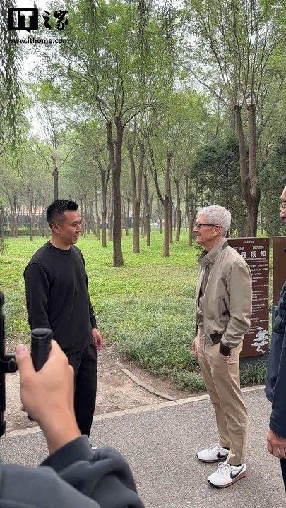 苹果 CEO 库克现身北京，同开发者散步聊天 畅谈科技创新