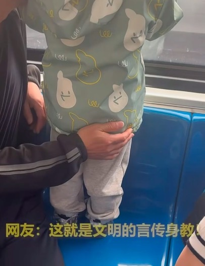 北京地铁上爷爷给孩子鞋套塑料袋 网友：这等于娴雅的现身说法