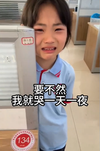 女孩纪律委员被撤后痛哭，找老师争取到空调管理员