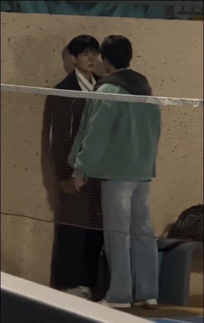 短剧被真打演员报平安 片场意外引关注