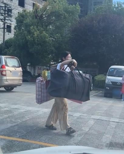 “扁担女孩”辟谣网络传闻