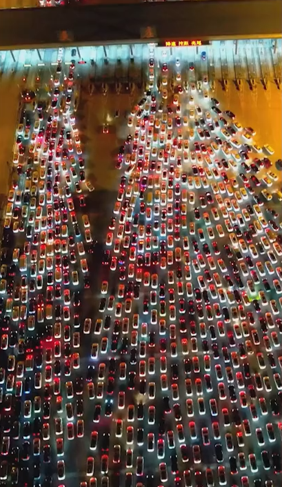 中国第一大收费站堵成停车场 车灯聚在一起闪亮天际