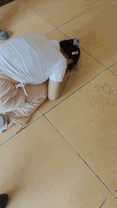 女孩高考后才知爷爷去世跪地痛哭 家人隐瞒真相