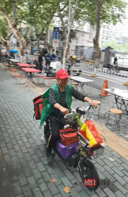 热心人 暖心事｜拾荒婆婆三年风雨无阻，义务为12位八旬以上老人送餐